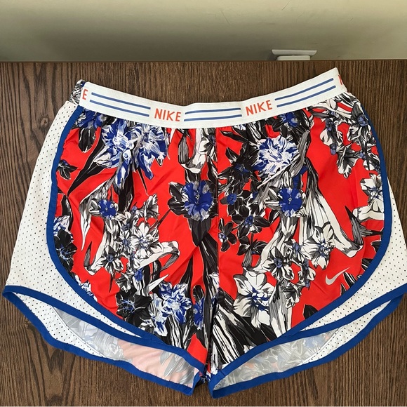 Nike Tempo Hyper Femme Floral Shorts - Picture 1 of 3